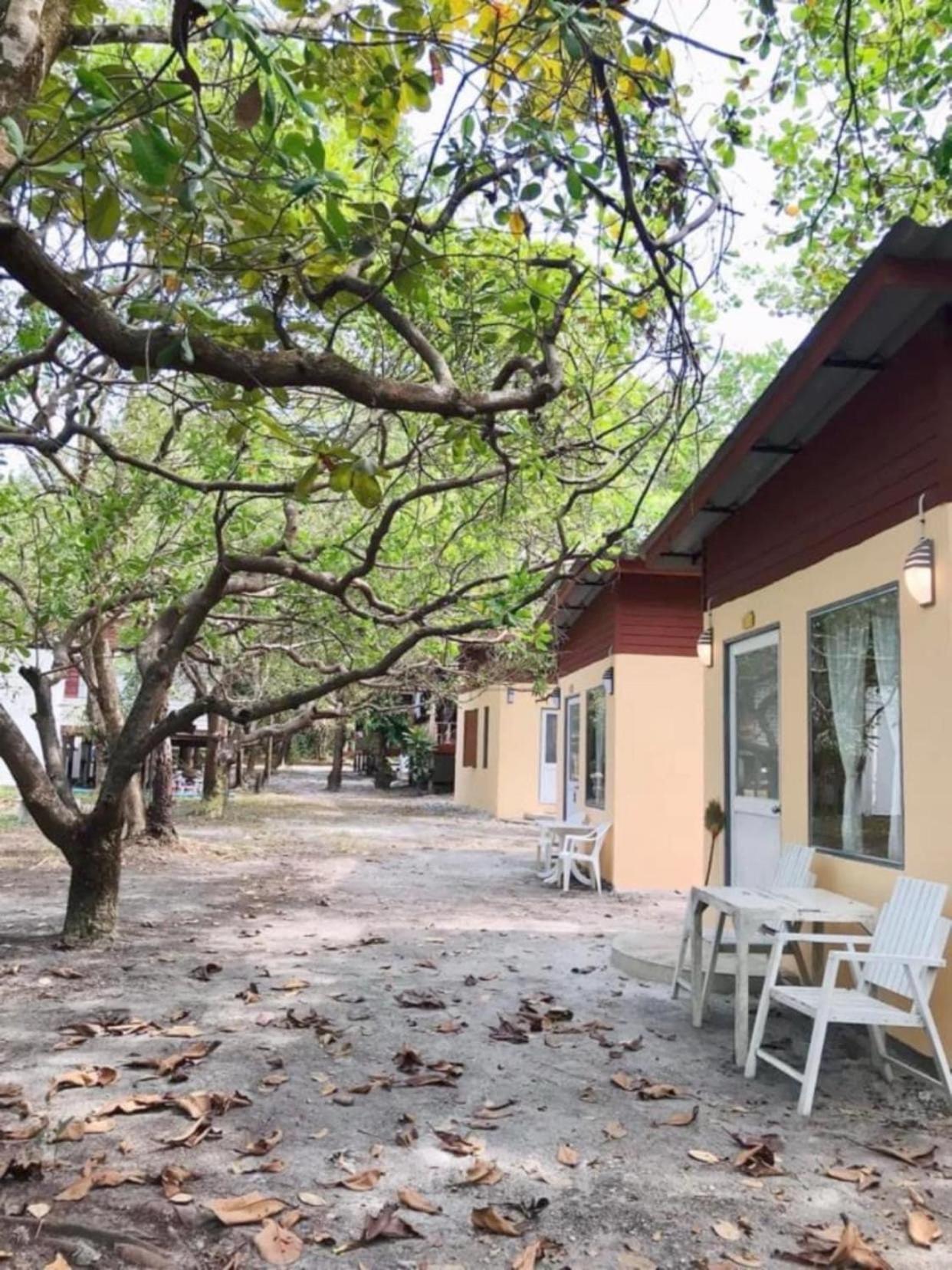 Lucky Resort Koh Phayam Bagian luar foto