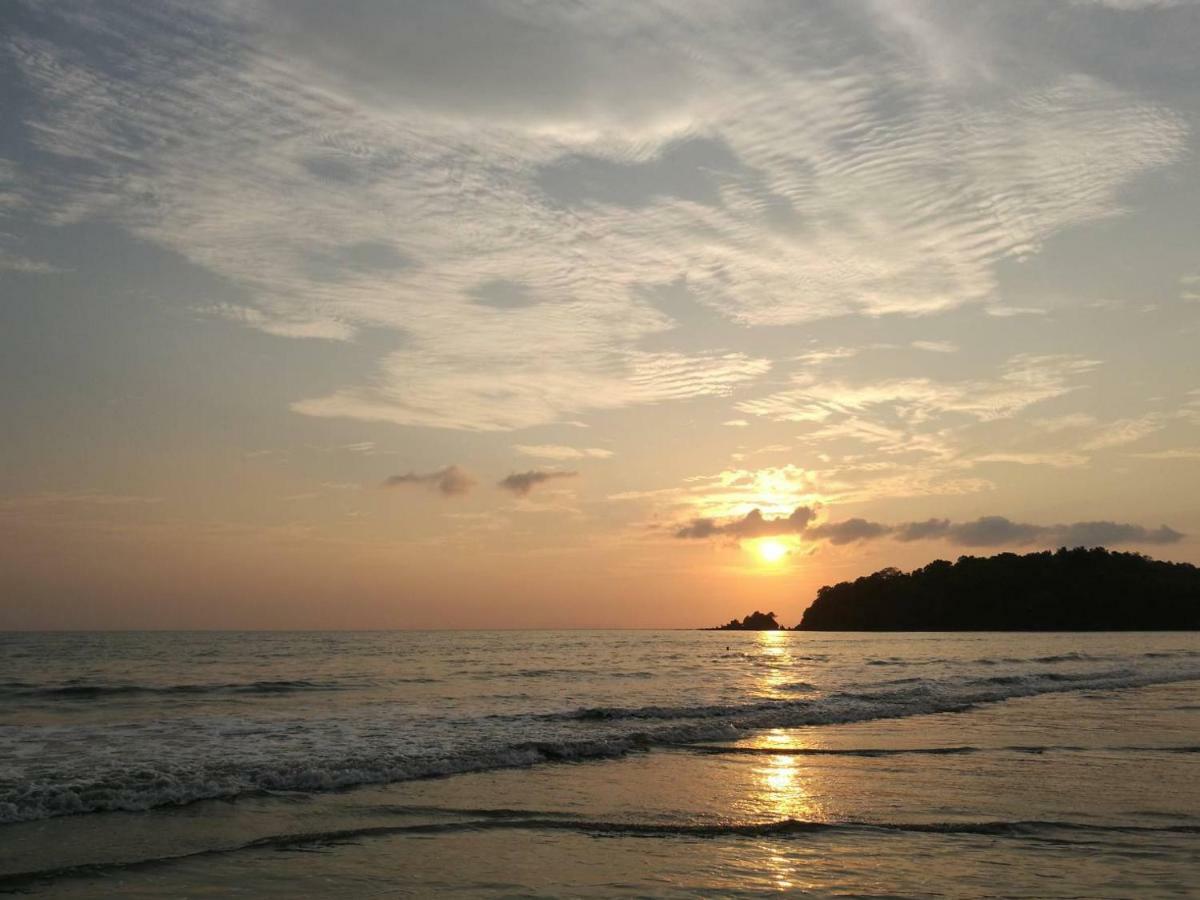 Lucky Resort Koh Phayam Bagian luar foto